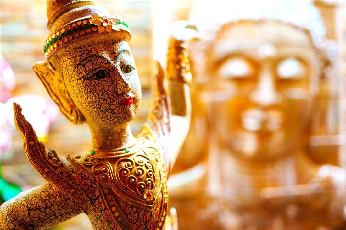 Grand Hotel Binz Luaran gambar A golden statue of a female yaksha