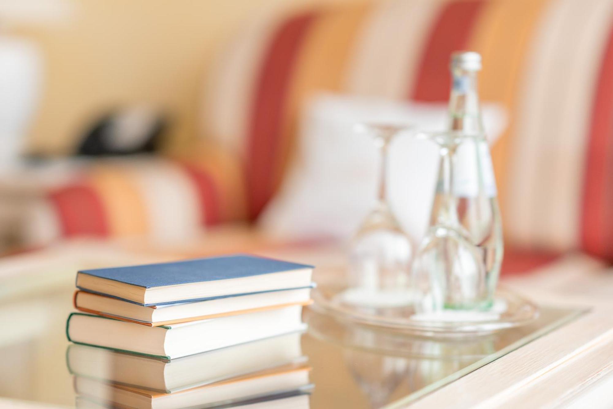 Grand Hotel Binz Luaran gambar A stack of books