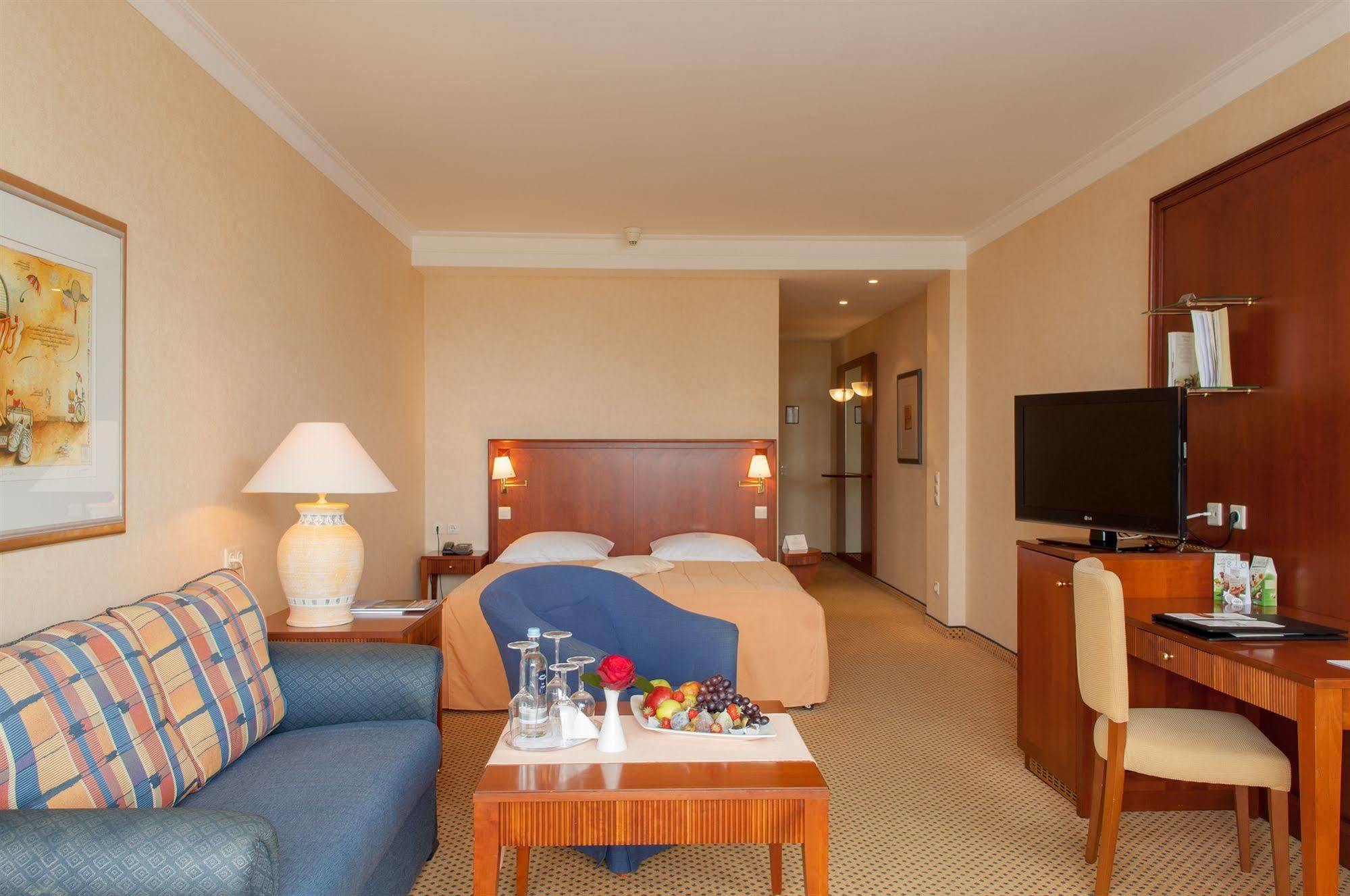 Grand Hotel Binz Luaran gambar A typical hotel room