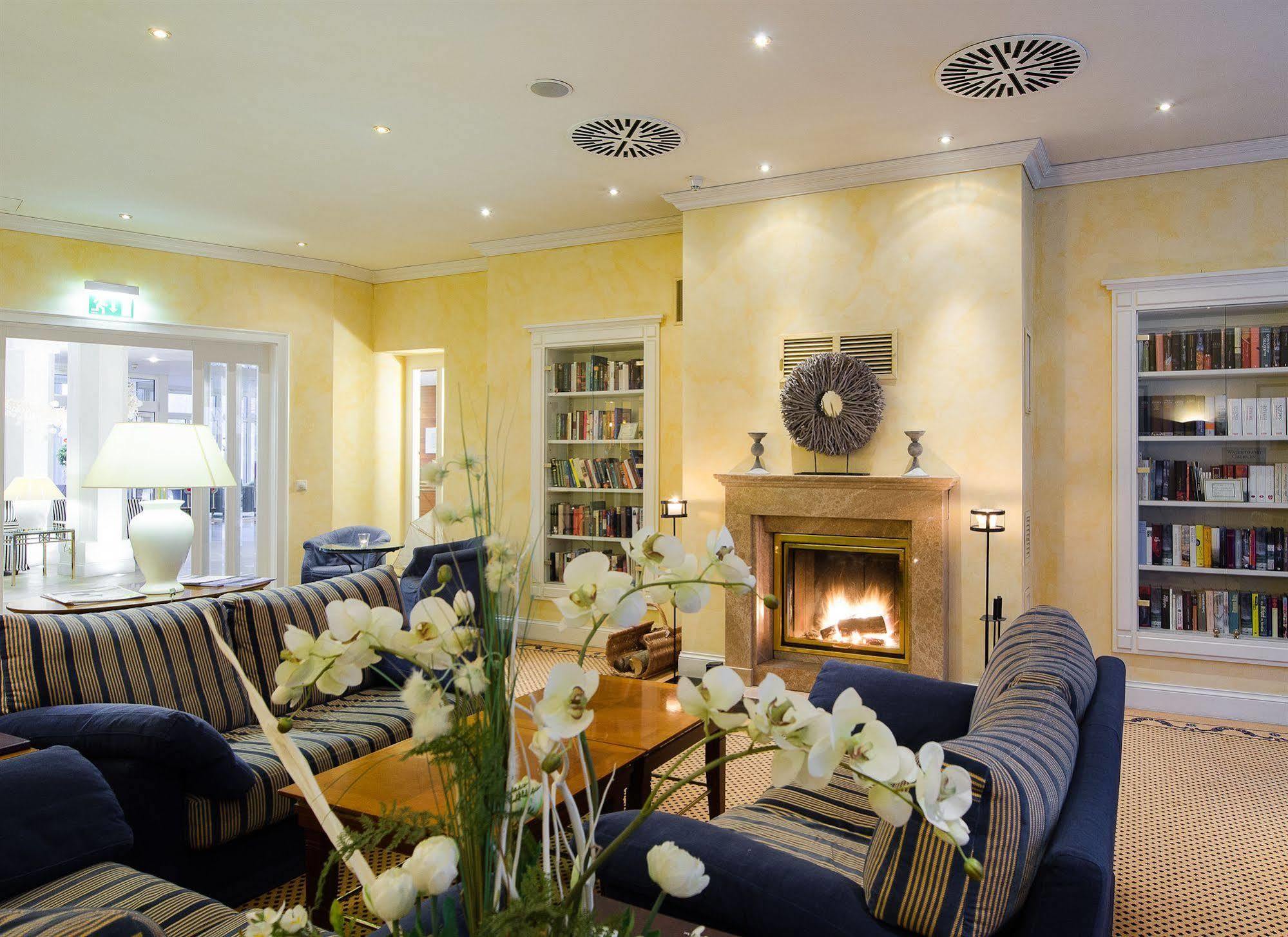 Grand Hotel Binz Luaran gambar The library